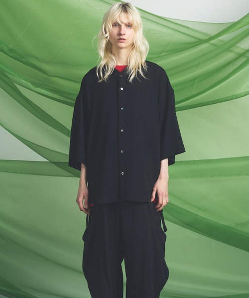 MAISON SPECIAL（メゾンスペシャル）の「《UNISEX》Dryamundsen KIMONO V-collar Prime-Over Side Gathers Short Sleeve Shirt/ドライアムンゼンキモノVカラープライムオーバーサイドギャザーショートスリーブシャツ【MAISON SPECIAL/メゾンスペシャル】■セットアップ対応■（シャツ/ブラウス・メンズ・チャコールグレー/ブラック/アイボリー・2/1/0）」の11枚目の写真