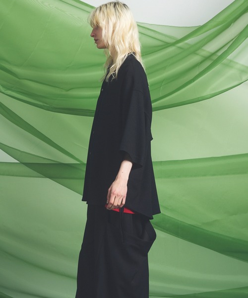 MAISON SPECIAL（メゾンスペシャル）の「《UNISEX》Dryamundsen KIMONO V-collar Prime-Over Side Gathers Short Sleeve Shirt/ドライアムンゼンキモノVカラープライムオーバーサイドギャザーショートスリーブシャツ【MAISON SPECIAL/メゾンスペシャル】■セットアップ対応■（シャツ/ブラウス・メンズ・チャコールグレー/ブラック/アイボリー・2/1/0）」の12枚目の写真