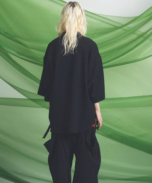 MAISON SPECIAL（メゾンスペシャル）の「《UNISEX》Dryamundsen KIMONO V-collar Prime-Over Side Gathers Short Sleeve Shirt/ドライアムンゼンキモノVカラープライムオーバーサイドギャザーショートスリーブシャツ【MAISON SPECIAL/メゾンスペシャル】■セットアップ対応■（シャツ/ブラウス・メンズ・チャコールグレー/ブラック/アイボリー・2/1/0）」の13枚目の写真