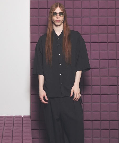 MAISON SPECIAL（メゾンスペシャル）の「《UNISEX》Dryamundsen KIMONO V-collar Prime-Over Side Gathers Short Sleeve Shirt/ドライアムンゼンキモノVカラープライムオーバーサイドギャザーショートスリーブシャツ【MAISON SPECIAL/メゾンスペシャル】■セットアップ対応■（シャツ/ブラウス・メンズ・チャコールグレー/ブラック/アイボリー・2/1/0）」の14枚目の写真