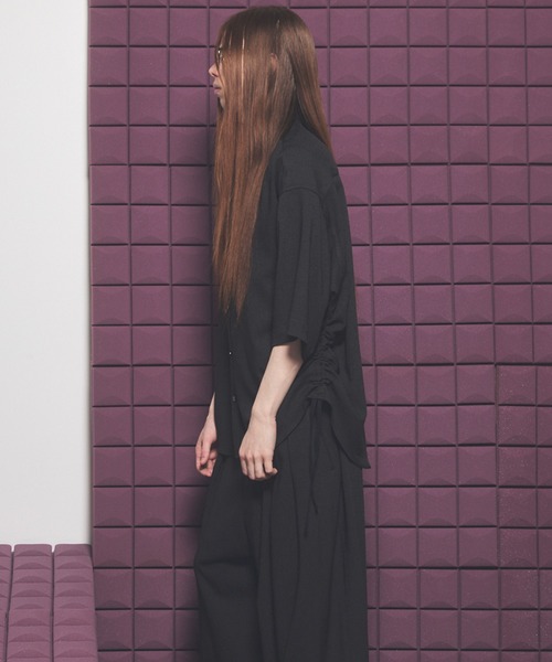 MAISON SPECIAL（メゾンスペシャル）の「《UNISEX》Dryamundsen KIMONO V-collar Prime-Over Side Gathers Short Sleeve Shirt/ドライアムンゼンキモノVカラープライムオーバーサイドギャザーショートスリーブシャツ【MAISON SPECIAL/メゾンスペシャル】■セットアップ対応■（シャツ/ブラウス・メンズ・チャコールグレー/ブラック/アイボリー・2/1/0）」の15枚目の写真