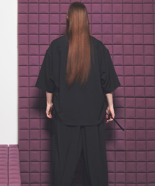 MAISON SPECIAL（メゾンスペシャル）の「《UNISEX》Dryamundsen KIMONO V-collar Prime-Over Side Gathers Short Sleeve Shirt/ドライアムンゼンキモノVカラープライムオーバーサイドギャザーショートスリーブシャツ【MAISON SPECIAL/メゾンスペシャル】■セットアップ対応■（シャツ/ブラウス・メンズ・チャコールグレー/ブラック/アイボリー・2/1/0）」の16枚目の写真