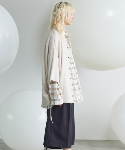 MAISON SPECIAL（メゾンスペシャル）の「《UNISEX》Dryamundsen KIMONO V-collar Prime-Over Side Gathers Short Sleeve Shirt/ドライアムンゼンキモノVカラープライムオーバーサイドギャザーショートスリーブシャツ【MAISON SPECIAL/メゾンスペシャル】■セットアップ対応■（シャツ/ブラウス・メンズ・チャコールグレー/ブラック/アイボリー・2/1/0）」の9枚目の写真