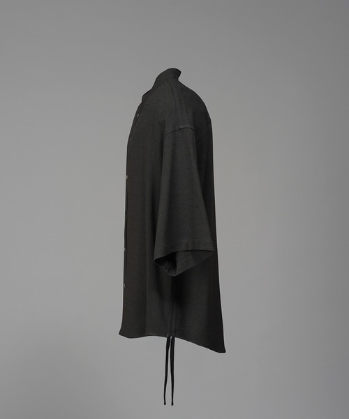 MAISON SPECIAL（メゾンスペシャル）の「《UNISEX》Dryamundsen KIMONO V-collar Prime-Over Side Gathers Short Sleeve Shirt/ドライアムンゼンキモノVカラープライムオーバーサイドギャザーショートスリーブシャツ【MAISON SPECIAL/メゾンスペシャル】■セットアップ対応■（シャツ/ブラウス・メンズ・チャコールグレー/ブラック/アイボリー・2/1/0）」の20枚目の写真