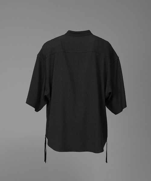 MAISON SPECIAL（メゾンスペシャル）の「《UNISEX》Dryamundsen KIMONO V-collar Prime-Over Side Gathers Short Sleeve Shirt/ドライアムンゼンキモノVカラープライムオーバーサイドギャザーショートスリーブシャツ【MAISON SPECIAL/メゾンスペシャル】■セットアップ対応■（シャツ/ブラウス・メンズ・チャコールグレー/ブラック/アイボリー・2/1/0）」の21枚目の写真