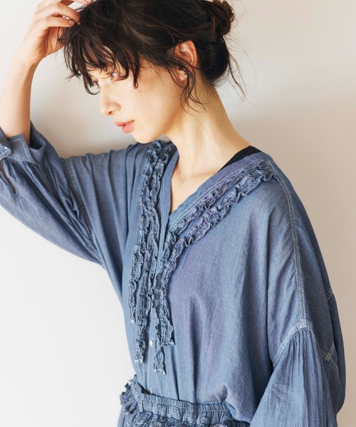 studio CLIP(スタディオクリップ)の「《natural by clip》シアーデニムフリルVネックブラウス(シャツ/ブラウス・レディース・インディゴブルー・FREE)」の1枚目の写真