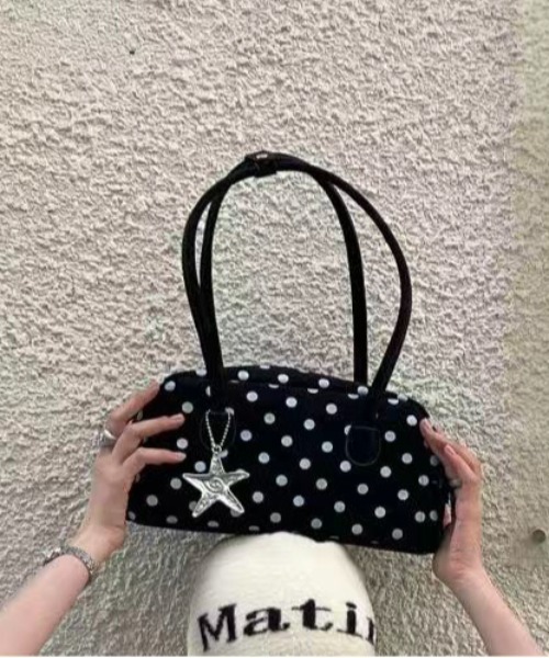 FINEnough(ファインナフ)の「ドット柄ボストンバッグ(ショルダーバッグ・レディース・ホワイト/ブラック/パープル/レッド・FREE)」の15枚目の写真