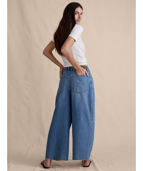 Banana Republic(バナナリパブリック)の「ミッドライズ ルーズ プリーツ クロップ ジーンズ(デニムパンツ・レディース・インディゴブルー・24/25/26/27/28)」の2枚目の写真