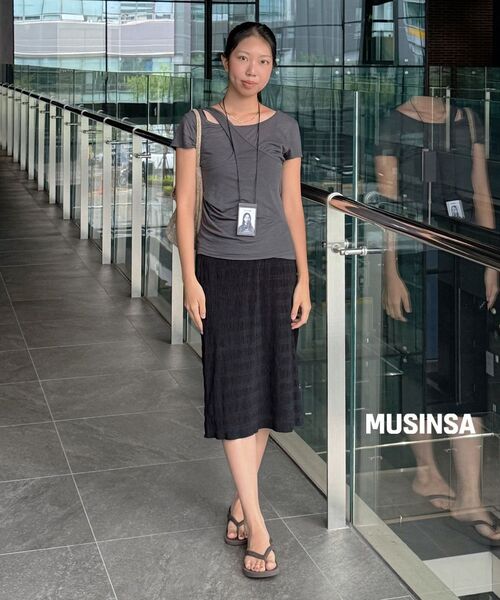 MUSINSA STANDARD WOMAN（ムシンサスタンダードウーマン）の「ウィメンズウールテンセルホルターレイヤードTシャツ[ダークグレー]（Tシャツ/カットソー・レディース・その他・SMALL/MEDIUM/LARGE/X-SMALL）」の7枚目の写真