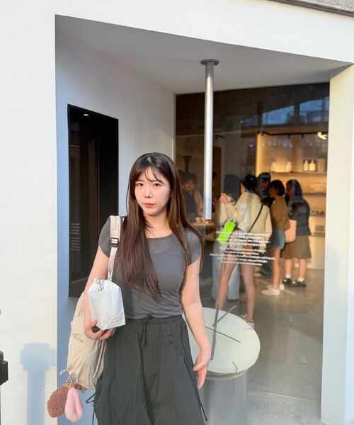 MUSINSA STANDARD WOMAN（ムシンサスタンダードウーマン）の「ウィメンズウールテンセルホルターレイヤードTシャツ[ダークグレー]（Tシャツ/カットソー・レディース・その他・SMALL/MEDIUM/LARGE/X-SMALL）」の9枚目の写真
