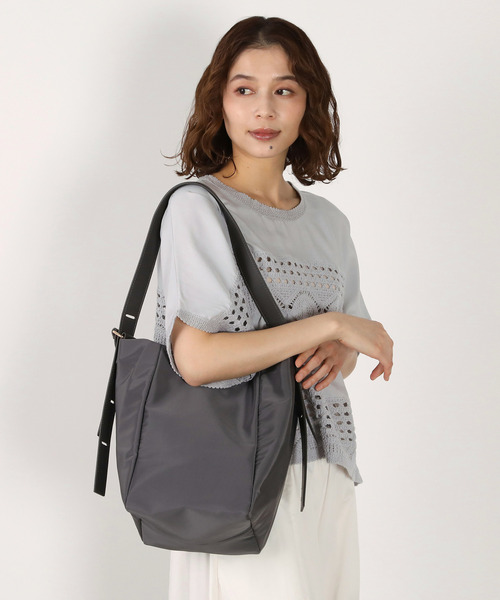 MELROSE claire(メルローズ クレール)の「【スクエアショルダーバッグ】(ショルダーバッグ・レディース・ブラック/グレイッシュベージュ/グレー・FREE)」の2枚目の写真