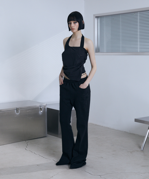VOONT(ブント)の「Diagonal Panel Halter Sleeveless (BLACK)(Tシャツ/カットソー・レディース・ブラック・SMALL/MEDIUM)」の3枚目の写真