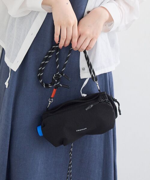 le.coeur blanc（ルクールブラン）の「《WEB限定アイテム》コードストラップボトルサコッシュ（ショルダーバッグ・レディース・キャメル/ブラック・FREE）」の4枚目の写真