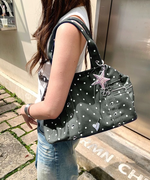 LA VORAGINE(ラ ヴォラジネ)の「水玉 キャンバス トートバッグ 大容量 ショルダーアンダー ハート チャームなし(トートバッグ・レディース・ブラック/グレー・FREE)」の13枚目の写真
