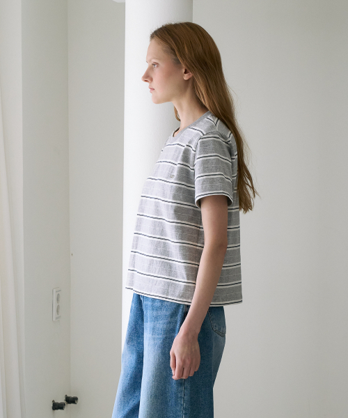 DEHEVE（デヘヴェ）の「Minimal Logo Stripe T-shirt [Gray]（Tシャツ/カットソー・レディース・アッシュグレー・OS）」の4枚目の写真