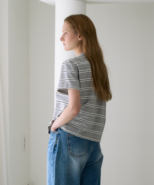 DEHEVE（デヘヴェ）の「Minimal Logo Stripe T-shirt [Gray]（Tシャツ/カットソー・レディース・アッシュグレー・OS）」の5枚目の写真