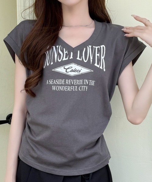 Ada.（エイダ）の「サイド ギャザー Vネック カレッジ ロゴ Tシャツ（Tシャツ/カットソー・レディース・ホワイト/グレー/ブラック・FREE）」の3枚目の写真