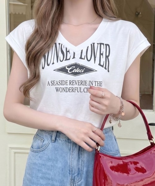 Ada.（エイダ）の「サイド ギャザー Vネック カレッジ ロゴ Tシャツ（Tシャツ/カットソー・レディース・ホワイト/グレー/ブラック・FREE）」の4枚目の写真