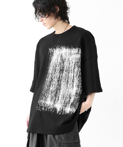 minsobi(ミンソビ)の「ハンドペイント風 ブラシタッチ スーパービッグTシャツ(ユニセックス)(Tシャツ/カットソー・メンズ・ホワイト/ブラック・FREE)」の2枚目の写真