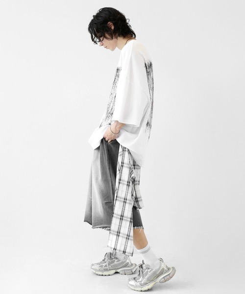 minsobi(ミンソビ)の「ハンドペイント風 ブラシタッチ スーパービッグTシャツ(ユニセックス)(Tシャツ/カットソー・メンズ・ホワイト/ブラック・FREE)」の17枚目の写真