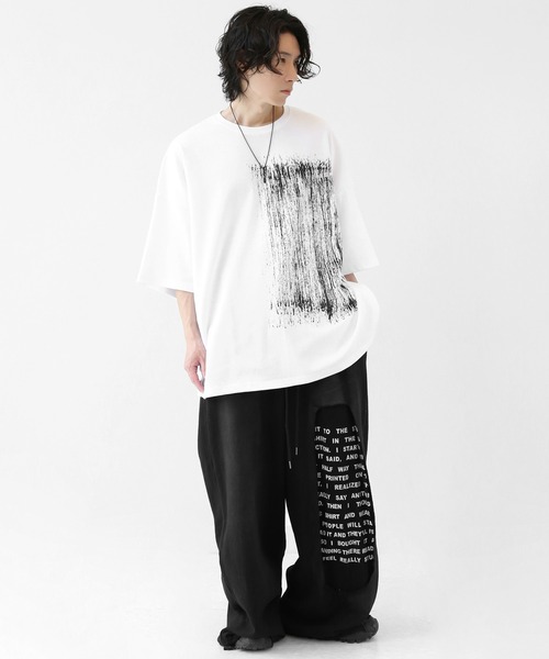 minsobi(ミンソビ)の「ハンドペイント風 ブラシタッチ スーパービッグTシャツ(ユニセックス)(Tシャツ/カットソー・メンズ・ホワイト/ブラック・FREE)」の13枚目の写真