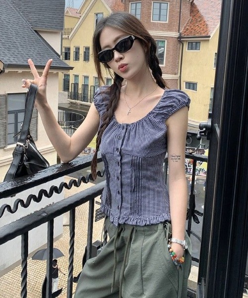 HALEY PESCA（ヘーリーペスカ）の「HALEY PESCA/レトロガーリー ギンガムチェック シャーリングパフスリーブブラウス（シャツ/ブラウス・レディース・ブルー・MEDIUM/SMALL）」の13枚目の写真