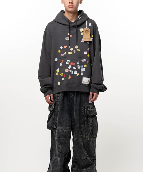 Maison MIHARA YASUHIRO(メゾンミハラヤスヒロ)の「Price Tag Sticker Printed Hoodie(パーカー・メンズ・ブラック・44)」の2枚目の写真