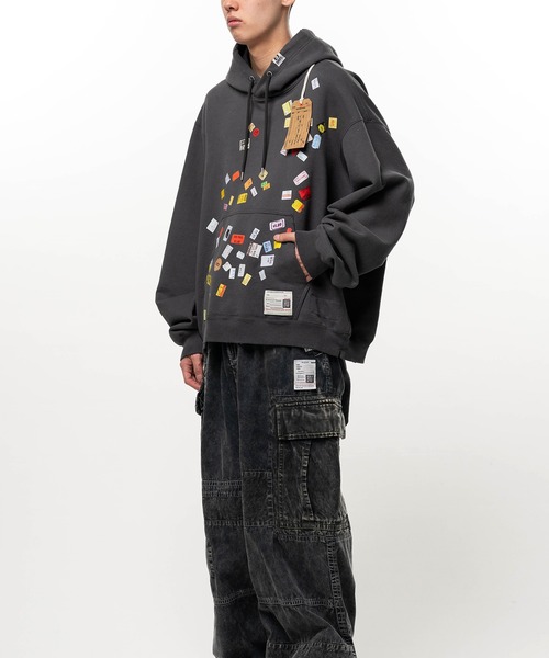 Maison MIHARA YASUHIRO(メゾンミハラヤスヒロ)の「Price Tag Sticker Printed Hoodie(パーカー・メンズ・ブラック・44)」の3枚目の写真