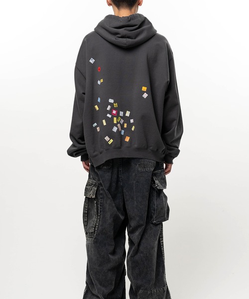 Maison MIHARA YASUHIRO(メゾンミハラヤスヒロ)の「Price Tag Sticker Printed Hoodie(パーカー・メンズ・ブラック・44)」の4枚目の写真