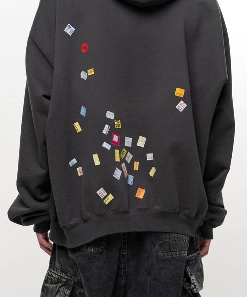 Maison MIHARA YASUHIRO(メゾンミハラヤスヒロ)の「Price Tag Sticker Printed Hoodie(パーカー・メンズ・ブラック・44)」の7枚目の写真