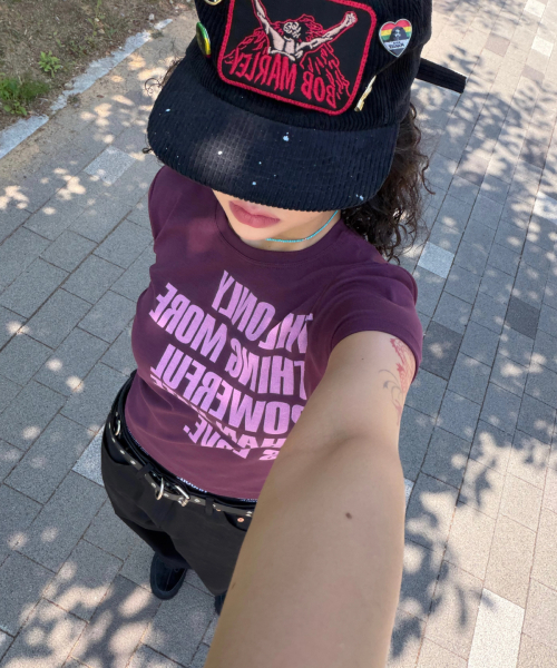 DAMISH(ダミシュ)の「シルケットコットンレタリングスリムTシャツ_パープル(Tシャツ/カットソー・レディース・パープル・OS)」の5枚目の写真