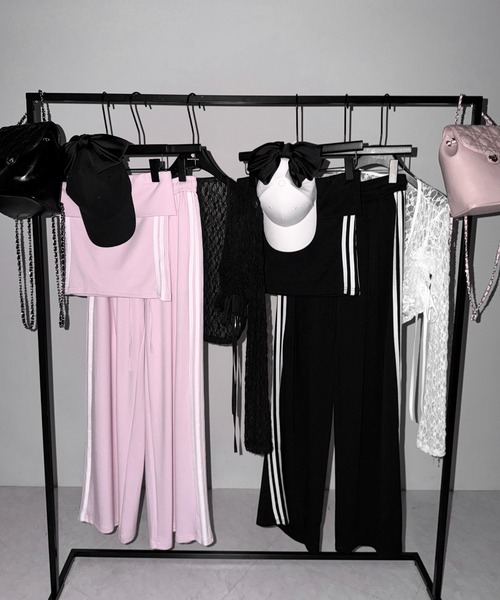 me+em select(ミームセレクト)の「【 セットアップ 】サイドラインベアトップ+タックワイドカットソーパンツ SETUP / ( SETUP ) sideline bare top + tack wide cutsew pants※※(セットアップ・レディース・ブラック/ピンク・FREE)」の3枚目の写真