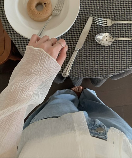 LETee(レティー)の「軽やかなシアー素材で抜け感を演出。ふんわり揺れる大人フェミニンなシフォンブラウス(シャツ/ブラウス・レディース・グレー/アイボリー・FREE)」の6枚目の写真
