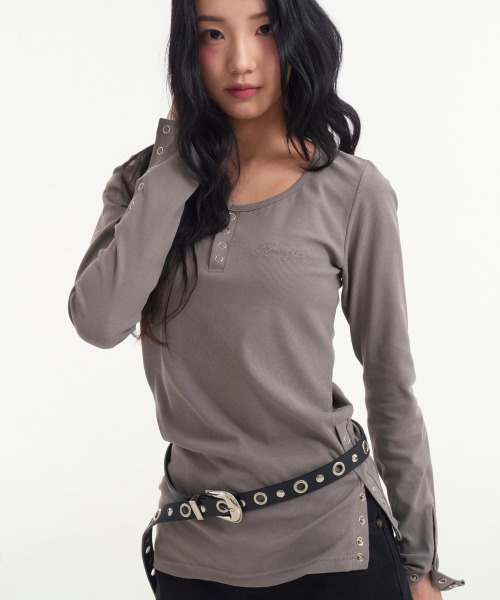 ROGIN N ROSIE(ロギンエンロージー)の「Side Button Detailed Slim-Fit Long Sleeve Light gray(Tシャツ/カットソー・レディース・その他・FREE)」の2枚目の写真