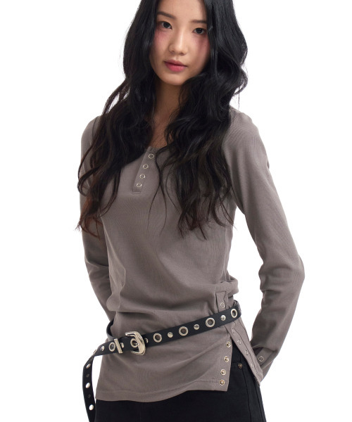 ROGIN N ROSIE(ロギンエンロージー)の「Side Button Detailed Slim-Fit Long Sleeve Light gray(Tシャツ/カットソー・レディース・その他・FREE)」の3枚目の写真