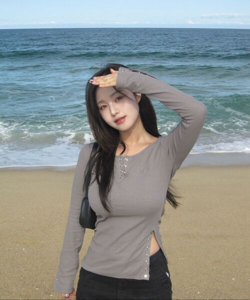 ROGIN N ROSIE(ロギンエンロージー)の「Side Button Detailed Slim-Fit Long Sleeve Light gray(Tシャツ/カットソー・レディース・その他・FREE)」の6枚目の写真