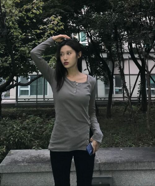 ROGIN N ROSIE(ロギンエンロージー)の「Side Button Detailed Slim-Fit Long Sleeve Light gray(Tシャツ/カットソー・レディース・その他・FREE)」の7枚目の写真