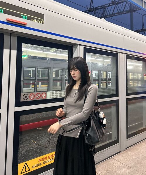 ROGIN N ROSIE(ロギンエンロージー)の「Side Button Detailed Slim-Fit Long Sleeve Light gray(Tシャツ/カットソー・レディース・その他・FREE)」の9枚目の写真