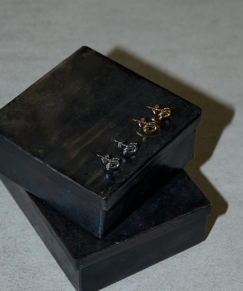 LE'RURE（リルアー）の「Knot motif pierce（ピアス（両耳用）・レディース・ゴールド/シルバー・FREE）」の5枚目の写真