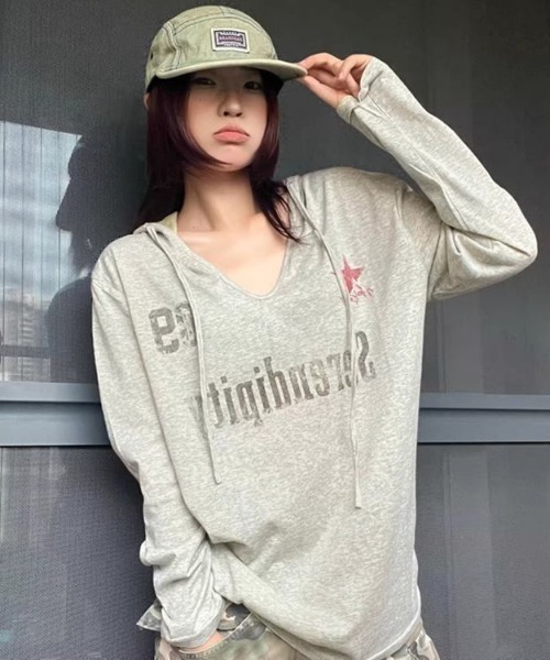 Sibra（シブラ）の「ヴィンテージロゴプリント フード付き長袖トップス（Tシャツ/カットソー・レディース・グレー・M）」の17枚目の写真