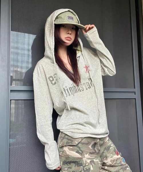 Sibra（シブラ）の「ヴィンテージロゴプリント フード付き長袖トップス（Tシャツ/カットソー・レディース・グレー・M）」の18枚目の写真
