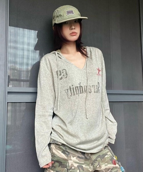 Sibra（シブラ）の「ヴィンテージロゴプリント フード付き長袖トップス（Tシャツ/カットソー・レディース・グレー・M）」の19枚目の写真