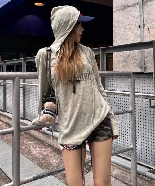 Sibra（シブラ）の「ヴィンテージロゴプリント フード付き長袖トップス（Tシャツ/カットソー・レディース・グレー・M）」の3枚目の写真