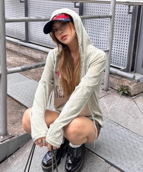 Sibra（シブラ）の「ヴィンテージロゴプリント フード付き長袖トップス（Tシャツ/カットソー・レディース・グレー・M）」の4枚目の写真