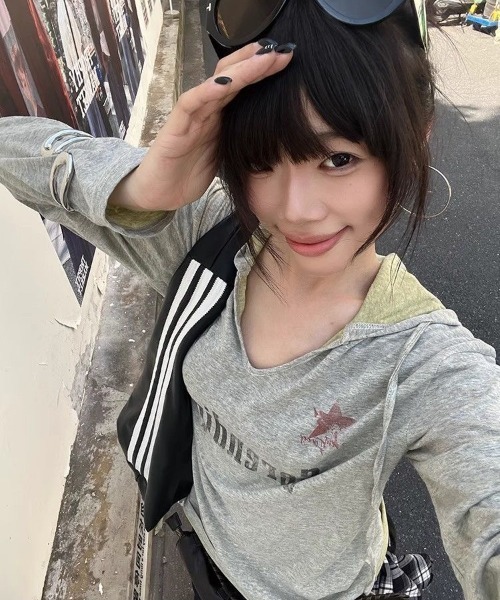 Sibra（シブラ）の「ヴィンテージロゴプリント フード付き長袖トップス（Tシャツ/カットソー・レディース・グレー・M）」の11枚目の写真