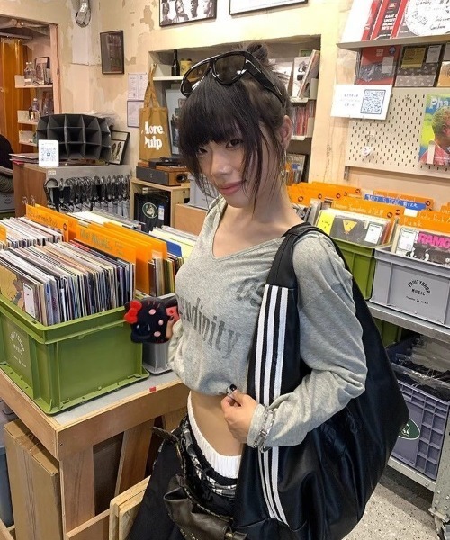 Sibra（シブラ）の「ヴィンテージロゴプリント フード付き長袖トップス（Tシャツ/カットソー・レディース・グレー・M）」の12枚目の写真