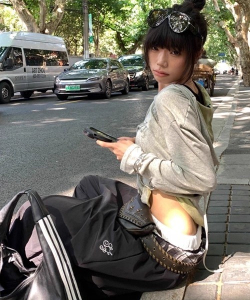 Sibra（シブラ）の「ヴィンテージロゴプリント フード付き長袖トップス（Tシャツ/カットソー・レディース・グレー・M）」の16枚目の写真