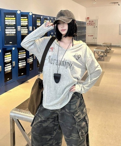 Sibra（シブラ）の「ヴィンテージロゴプリント フード付き長袖トップス（Tシャツ/カットソー・レディース・グレー・M）」の8枚目の写真
