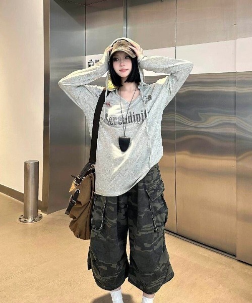 Sibra（シブラ）の「ヴィンテージロゴプリント フード付き長袖トップス（Tシャツ/カットソー・レディース・グレー・M）」の7枚目の写真