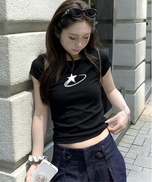 FREE STYLISTS(フリー スタイリスト)の「ギャル 韓国風Y2K 星空プリント 半袖Tシャツ レディース 秋冬 インナー(Tシャツ/カットソー・レディース・ブラック・M)」の2枚目の写真